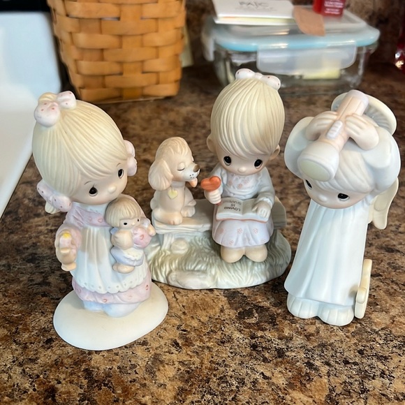 Precious Moments Other - Precious Moments J.D. Jesus is the Light The Heavenly Light Loving is Sharing
